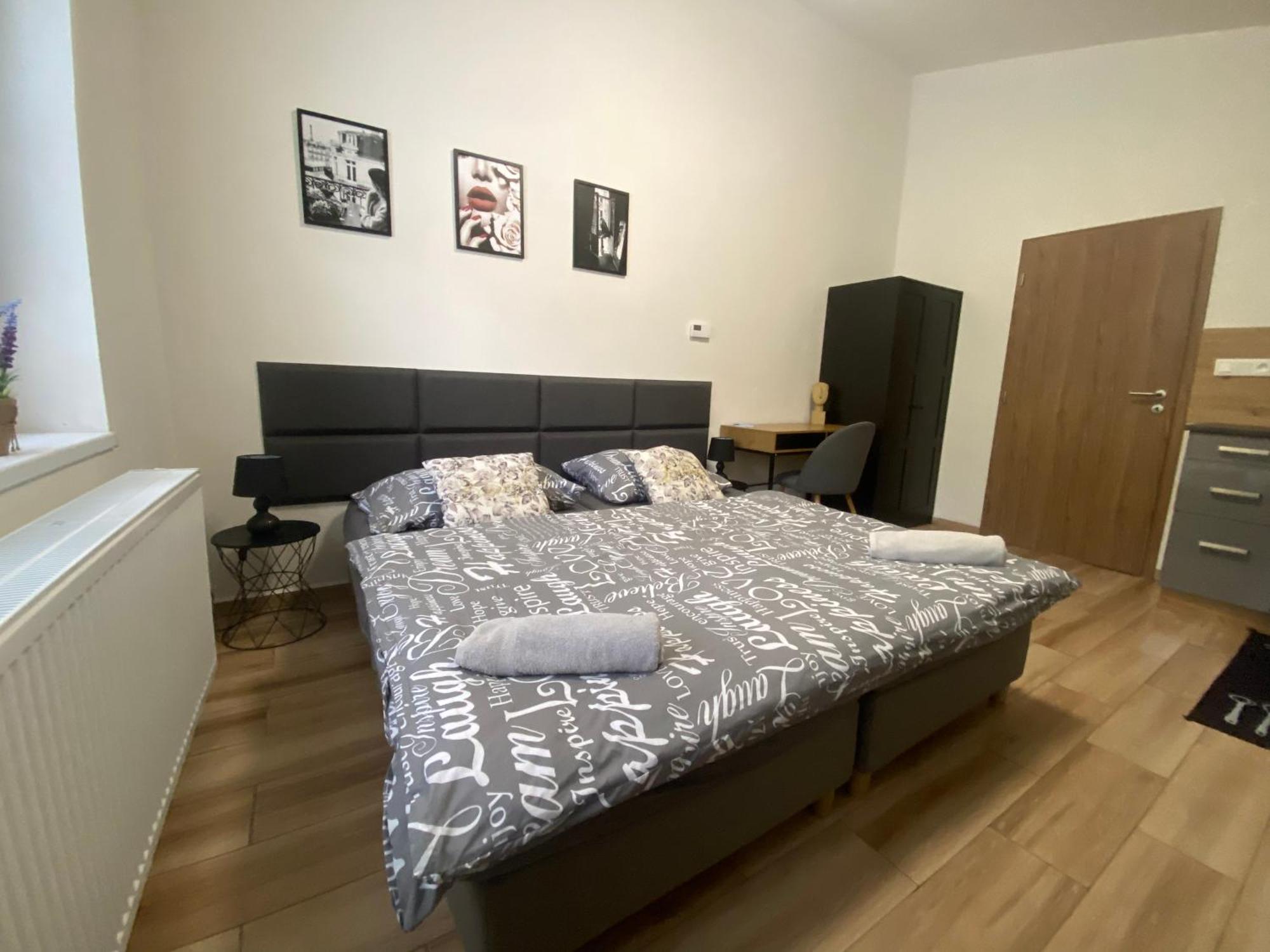Cerna Ruze - Apartman 7 Plzen Bagian luar foto